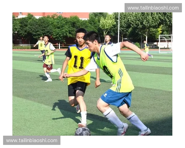 《绿茵场上的拼搏与梦想 校园足球赛的青春热血与无畏挑战》 《绿茵场上的拼搏与梦想 校园足球赛的青春热血与无畏挑战》